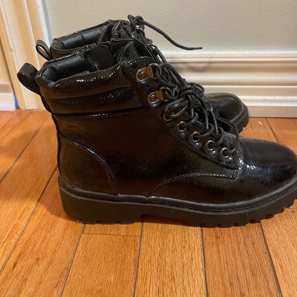 ASOS Brand: Newlook chunky flat hiker boots in black - Picture 7 of 7